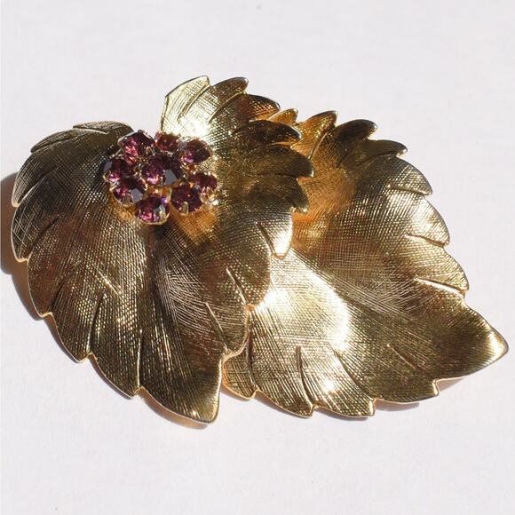 Vintage gold tone leaf pin brooch with purple rhinestones flower nature fairy - Picture 2 of 6